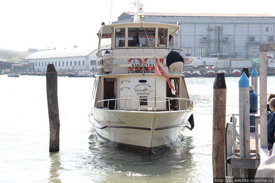 С острова в Венецианскую лагуну можно добраться вот на таком кораблике Венеция, Италия