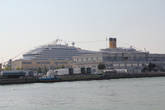 Круизный лайнер   Costa Fortuna, не поленитесь и найдите его в интернете,  какие же шикарные круизные лайнеры этого вида. Многие круизы начинаются или заканчиваться  в Венеции.