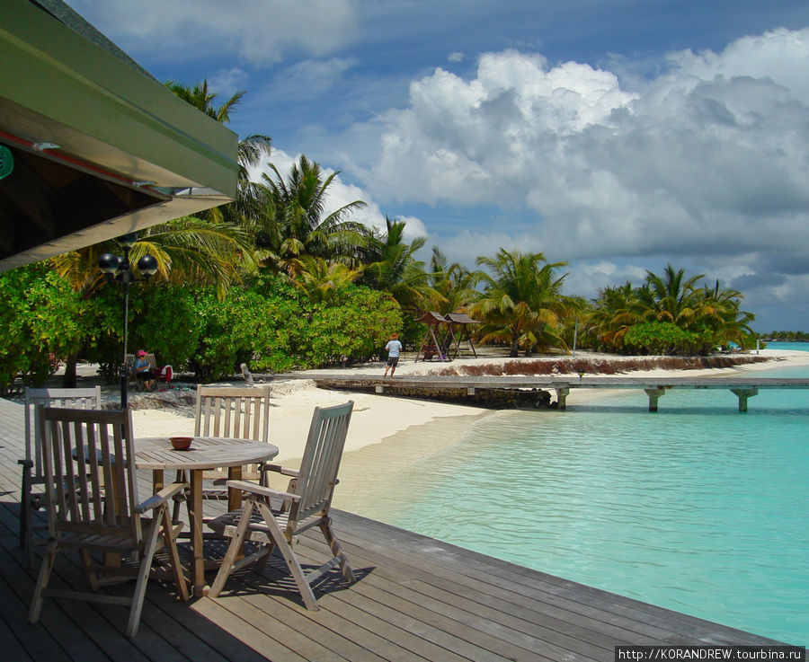 Каждый из 90 островов-отелей — природное чудо, превращенное в бесподобный курорт, сохранивший первозданную свежесть и чистоту. Мале, Мальдивские острова