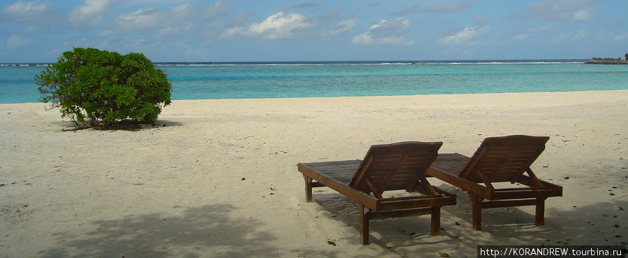 Мальдивы делятся на атоллы и острова. Для туристов открыты не все острова не всех атоллов. На открытых для посещения туристами островах есть отели — в подавляющем большинстве случаев остров занят отелем, иногда отель занимает сразу два расположенных по соседству острова. Мале, Мальдивские острова