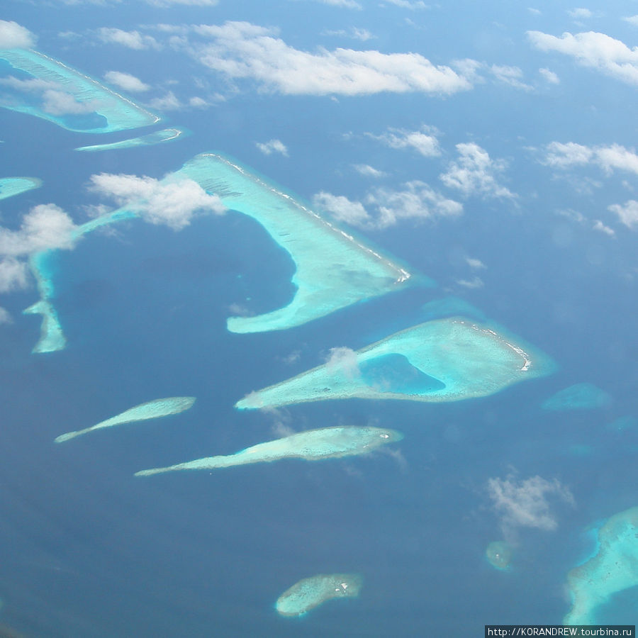 Жемчужная цепь прекраснейших атоллов, разбросанных на синих просторах Индийского океана, состоит из изумительных тропических островов, коралловые структуры которых разделены бирюзовыми лагунами, превратившими Мальдивы в сказочное место отдыха. Мале, Мальдивские острова