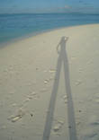 Если хочешь быстро похудеть-встань в лучи низкого Мальдивского солнца и сфотографируй свою тень. Есть на что ориентироваться