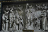 Скульптурная композиция «Путь к кресту», выполненная из бургундского белого камня