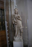 Средневековая статуя Святой Екатерины с мечом и штурвалом