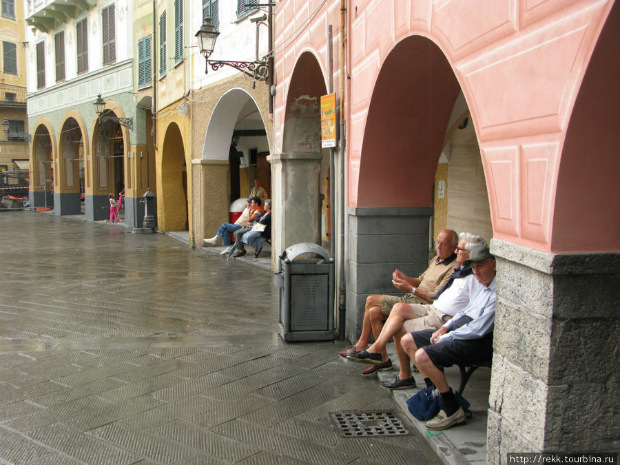 Но местных дедов не пугает дождь Санта-Маргерита-Лигуре, Италия