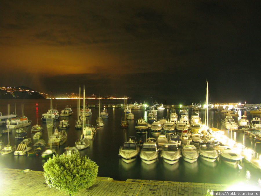 А вечером небо и порт соревновались в освещенности Санта-Маргерита-Лигуре, Италия