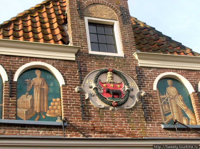 герб Эдама на сырной площади Эдам, Нидерланды