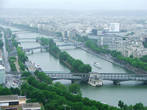 Вид на Париж с высоты второй платформы Эйфелевой башни (почти 116м над землей)