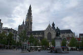 Зеленая площадь; на заднем плане — Собор Антверпенской Богоматери