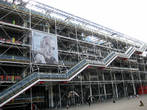 На здании центра Помпиду — фотография Жоржа Помпиду. Ему 7 июля 2011 года исполнилось бы 100 лет.