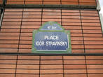Площадь, на которой находится фонтан, носит имя Игоря Стравинского.