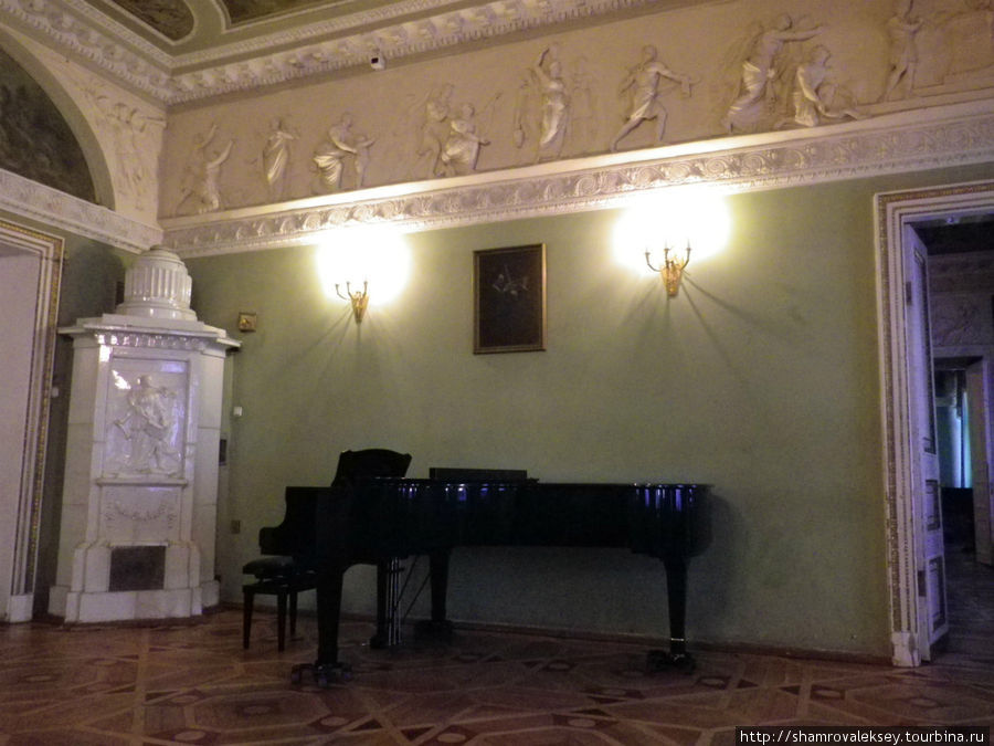 Прекрасные звуки рояля наполняют залы особняка музыкой Санкт-Петербург, Россия