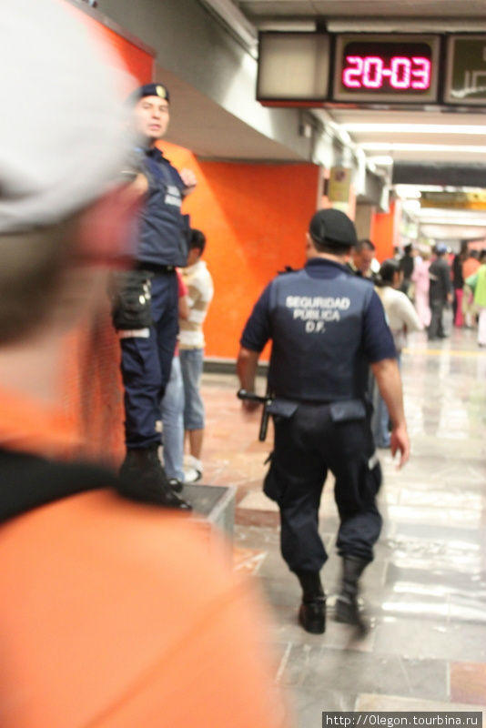 Охрана в метро Мексика