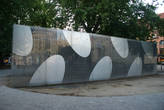 Павильон – символ «Брюгге 2002» — был построен напротив Ратуши по проекту японского архитектора Тойо Ито. Вид через пчелиные соты стен призван открывать новый взглял на исторические здания