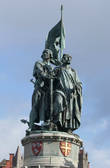 Гроте Маркт. Памятник борца за свободу против Франции — Яну Брейделю и Питеру де Конинку