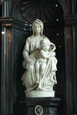 Сама знаменитая Мадонна Брюгге — Мадонна Микеланджело, находящаяся в Церкви Богоматери