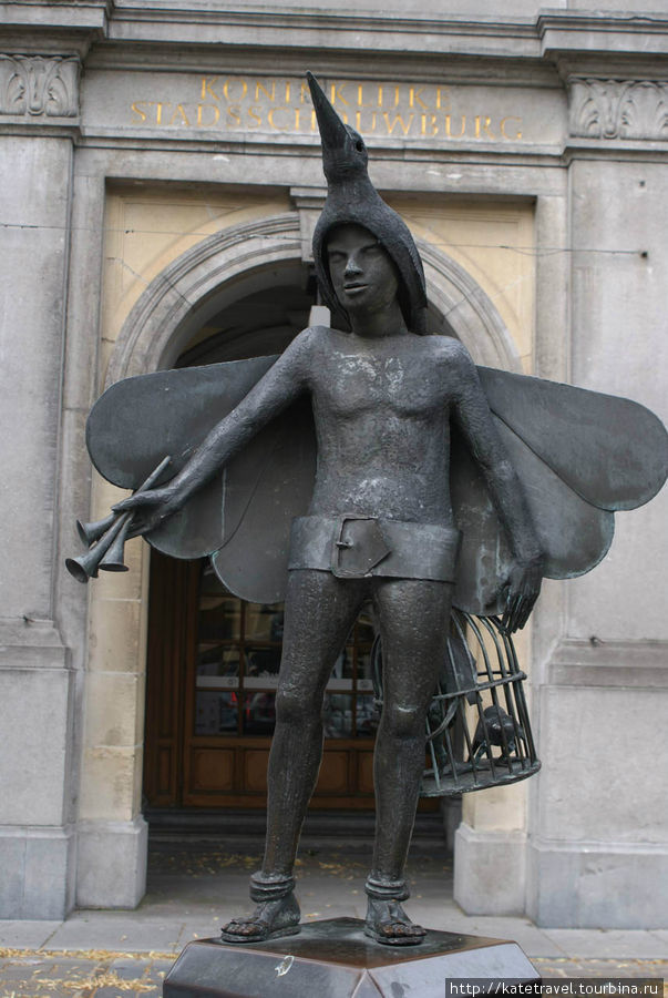Статуя Папегано из «Очарованной флейты», находящаяся перед городским театром Брюгге, Бельгия