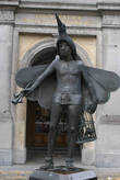 Статуя Папегано из «Очарованной флейты», находящаяся перед городским театром