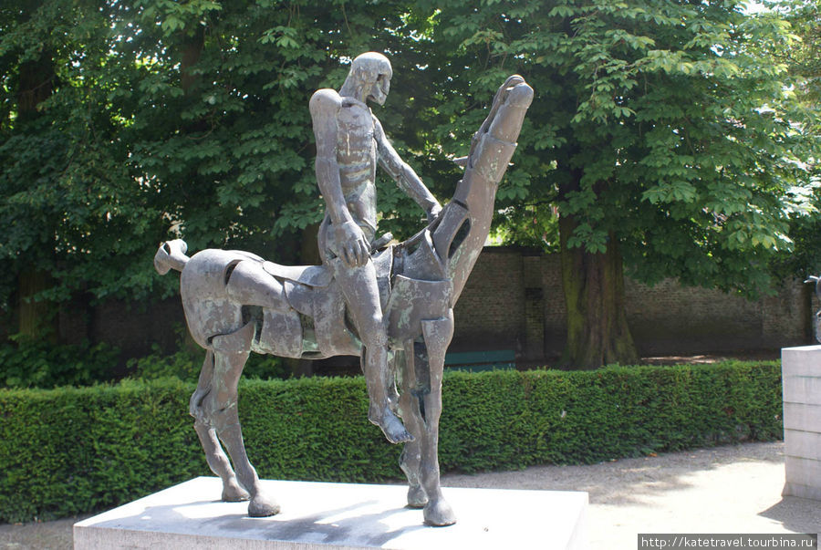 Один из четырех апокалиптических рыцарей работы современного скульптора Рика Поота, расположенных в центре двора Арентса Брюгге, Бельгия