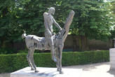 Один из четырех апокалиптических рыцарей работы современного скульптора Рика Поота, расположенных в центре двора Арентса