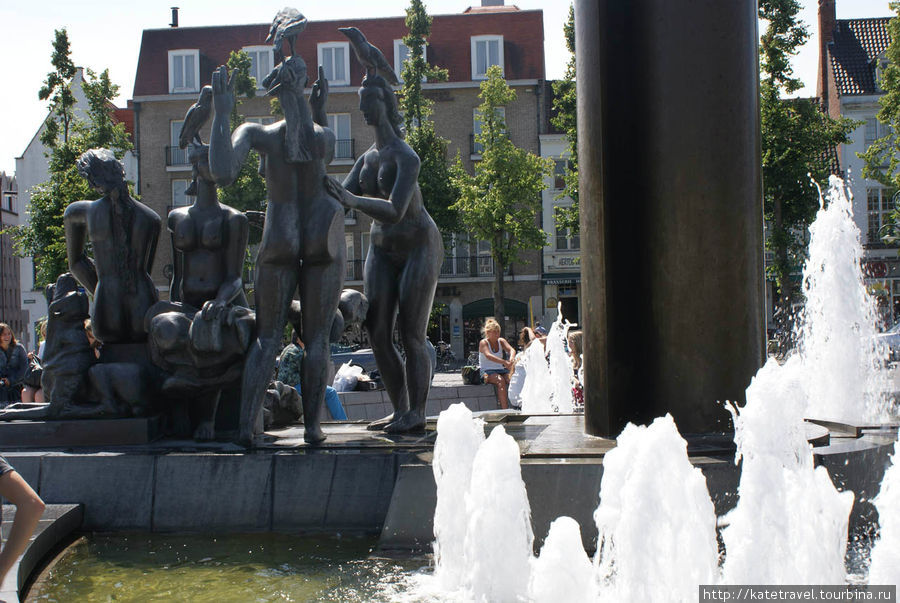 Четыре обнаженные фигуры, символизирующие четыре исторических фламандских города: Брюгге, Гент, Антверпен и Кортрейк Брюгге, Бельгия