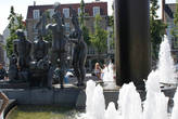 Четыре обнаженные фигуры, символизирующие четыре исторических фламандских города: Брюгге, Гент, Антверпен и Кортрейк