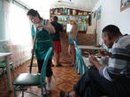 В закусочной Маяк где-то на дороге по Алданскому району. В этом маленьком кафе наш водитель (справа) есть оладьи со сметаной.