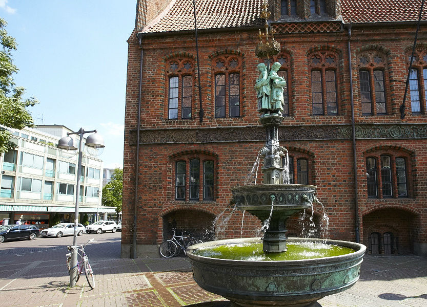 За ратушей — прекрасный фонтан. Правда, в отличие от фонтанов в Цюрихе пить из него воду нельзя Ганновер, Германия