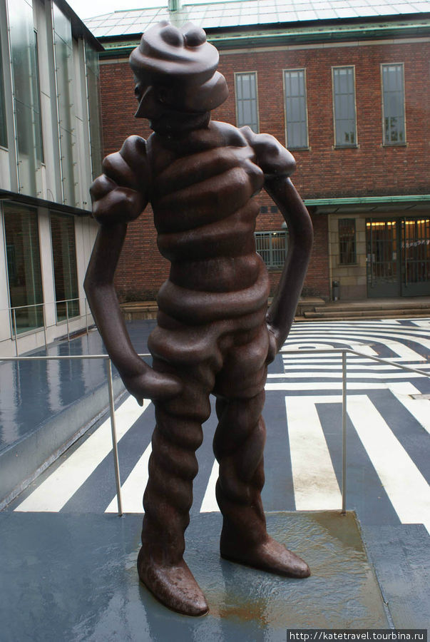У входа в музей Бойманса-ван Бёнингена Роттердам, Нидерланды