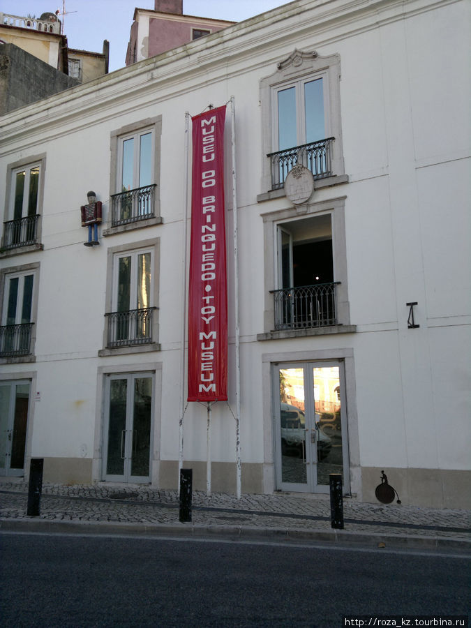 Здание находится напротив Национального дворца в г.Синтра
Rua Visconde de Monserrate 2710
www.museu-do-brinquedo.pt Синтра, Португалия