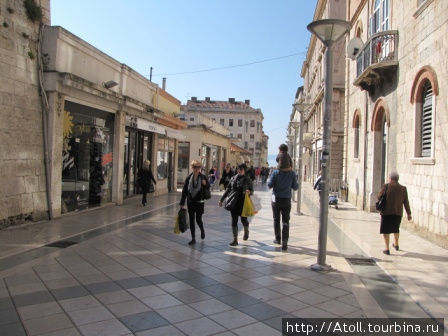 Улица, выходящая на набережную Сплита Хорватия