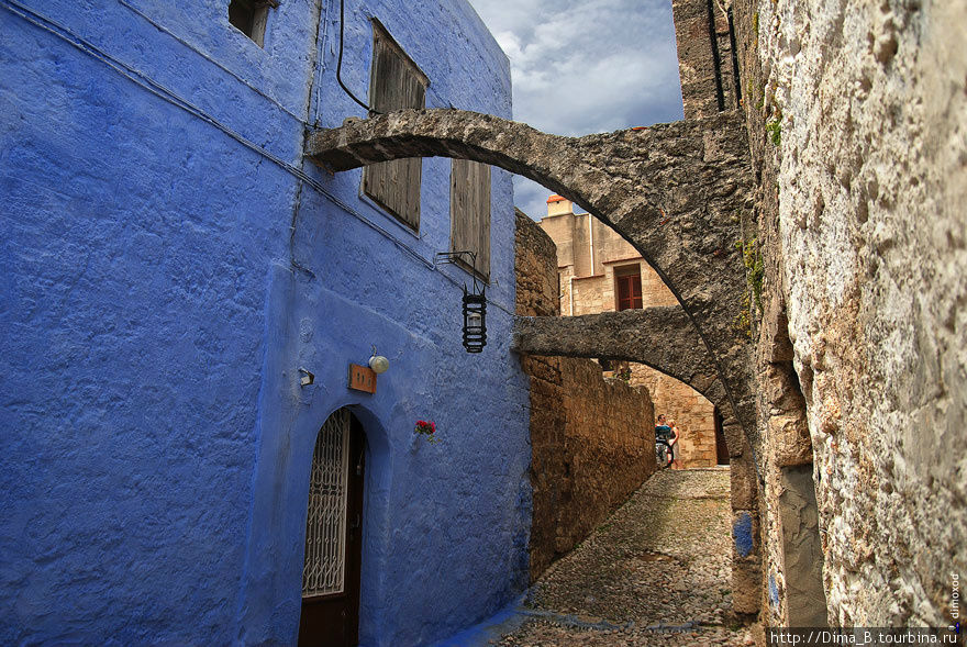 Некоторые жители красят свои дома в разные цвета, получается красиво и фактурно.
Синяя стена напомнила о марокканском Шефшауэне. Только арки там не такие величественные. Родос, остров Родос, Греция