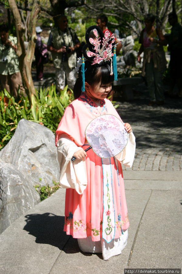 В саду можно фотографироваться в национальной китайской  одежде
