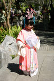 В саду можно фотографироваться в национальной китайской  одежде