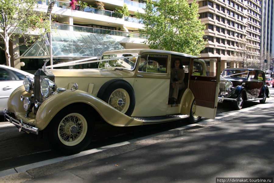 Говорят, такие ретро автомобили используют в свадебных кортежах Сидней, Австралия