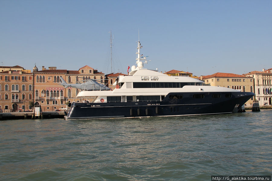 По данным гида эта яхта принадлежит Биллу Гейтсу Венеция, Италия