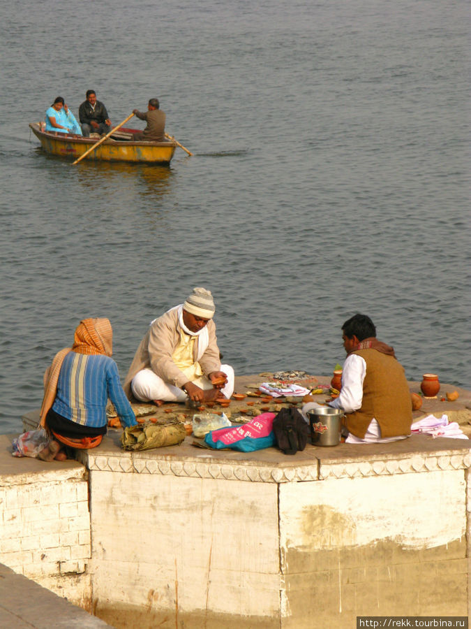 На гатах есть специальные места для святых душеспасительных бесед со святыми людьми (холи пипл) Варанаси, Индия