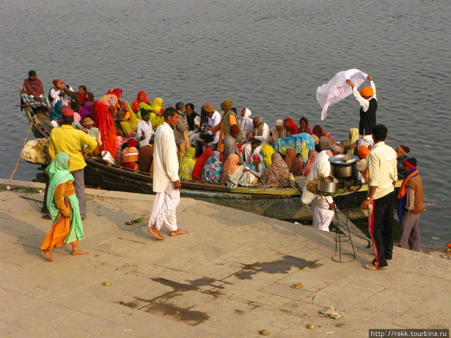 Паломники собираются отплыть Варанаси, Индия