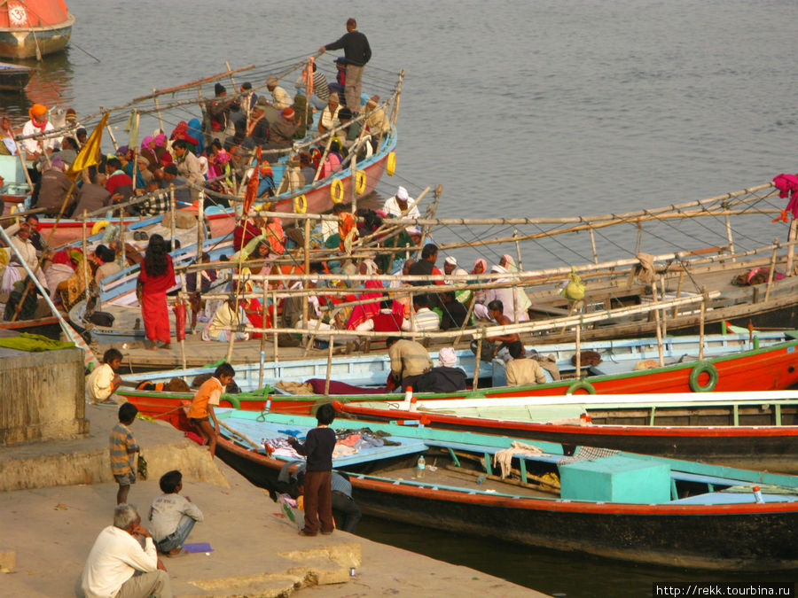 Паломники садятся в лодки, чтобы плать по Гангу и осматривать гаты. Их 113, протяженность — около 7 км. Варанаси, Индия