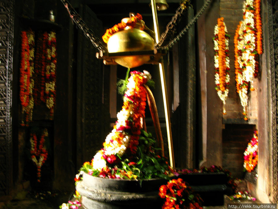 Вот алтарь. Сначала нужно обойти храм по часовой стрелке, а потом заходить вовнутрь Варанаси, Индия