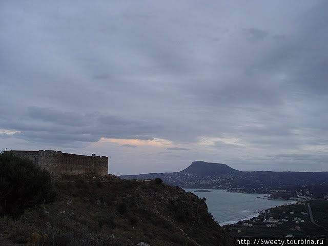 вид с крепости Аптера вниз на море и дорогу (между Ретимно и Ханией)
