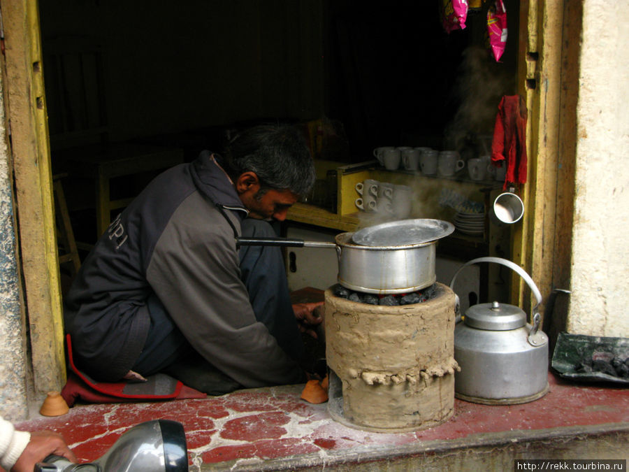 В Индии на улицах что-то готовится постоянно Варанаси, Индия