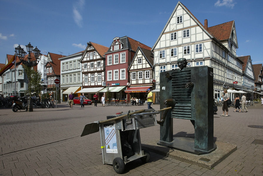 Самые умные угадают, что символизирует этот памятник, установленный рядом с Ратушей Целле, Германия