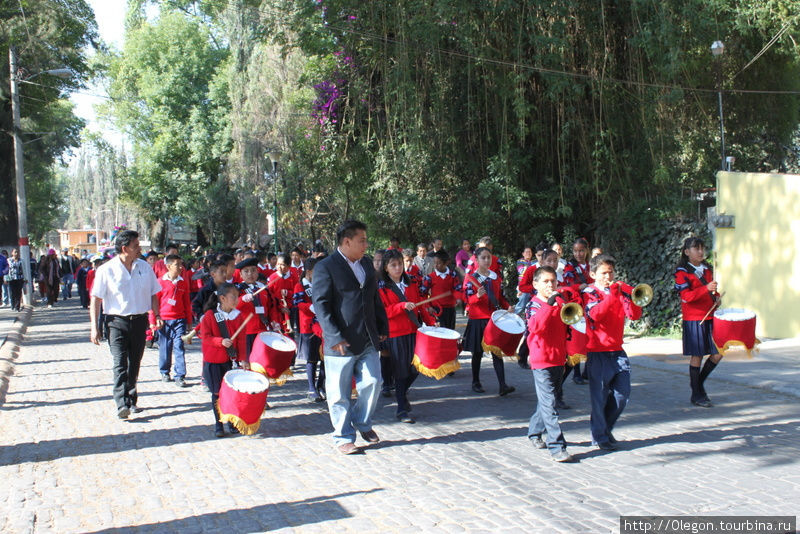 Шествие школьников в честь религиозного праздника Мексика