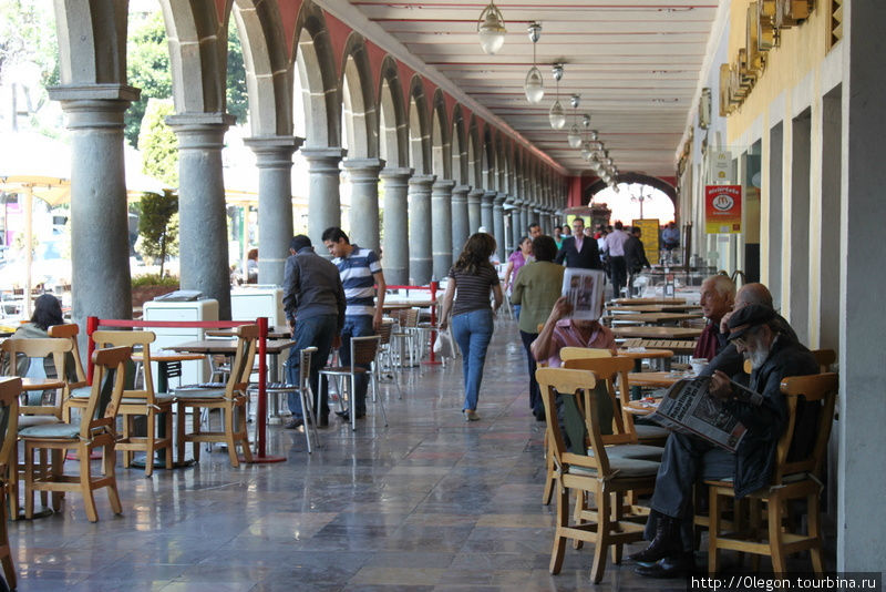 В городских ресторанах столики выставляют на улицу Мексика