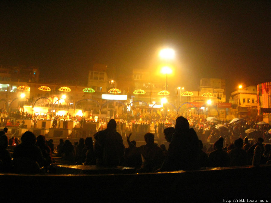 Возле нашего места ночлега, Dashashvamedh Ghat, разворачивалось интереснейшее действо — церемония Ganga Maha Aarti – пуджа, посвященная матери-Ганге, Махадеву Шиве и другим богам. Варанаси, Индия