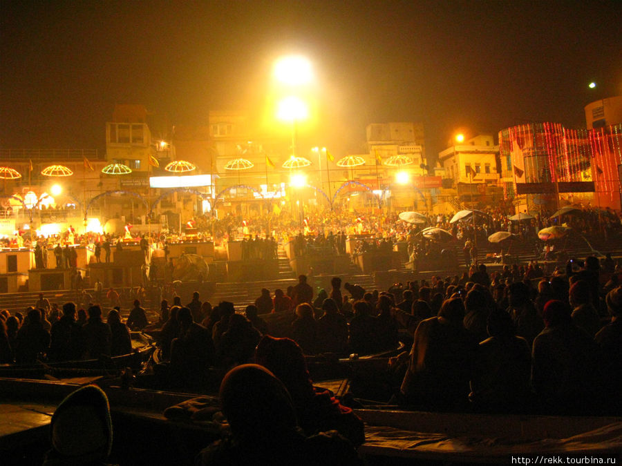 Толпа на гате была сравнима с толпой туристов на лодках на Ганге Варанаси, Индия