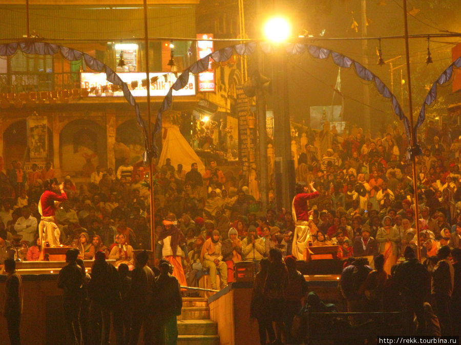 Это толпа на Гате Варанаси, Индия