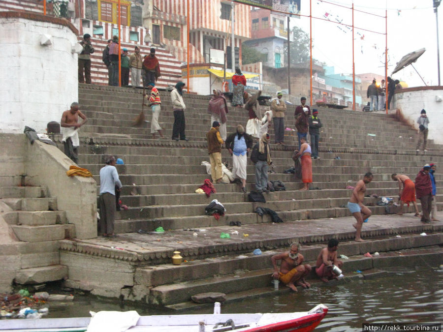 К одному из гатов в 7.00 утра стекались паломники и туристы Варанаси, Индия