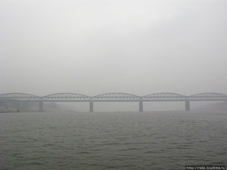 Гаты заканчиваются у железнодорожного моста через Ганг Варанаси, Индия